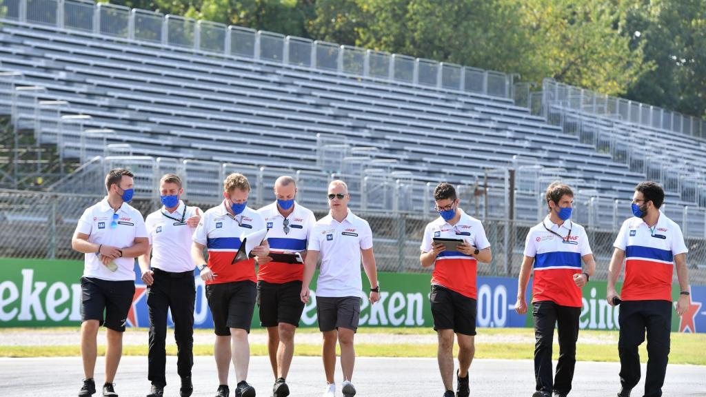 Mazepin junto a sus mecánicos del equipos Haas
