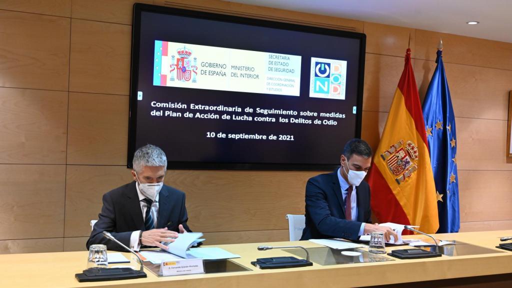 Fernando Grande-Marlaska junto al presidente del Gobierno, Pedro Sánchez, en la comisión contra los delitos de odio.