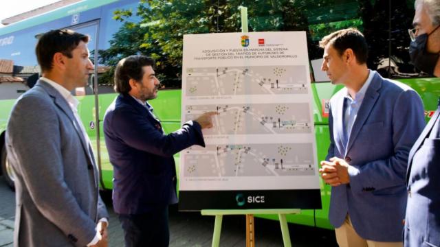 Panel informativo del proyecto de autobús con un sistema de reversión inteligente del tráfico.