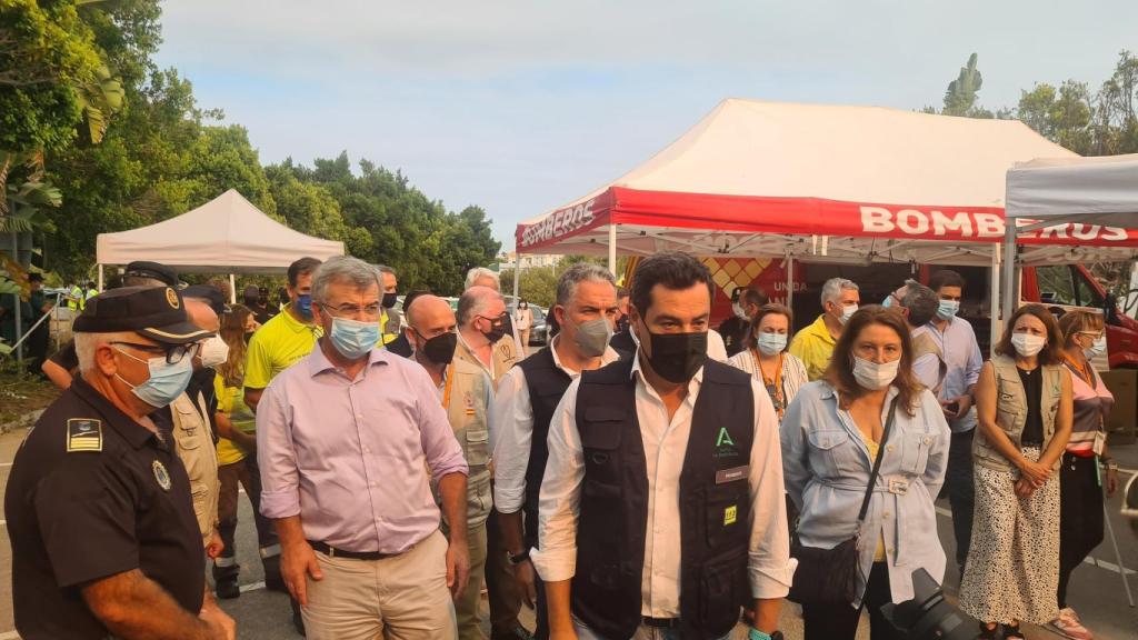 El presidente andaluz, Juanma Moreno, en el Puesto de Mando Avanzado.