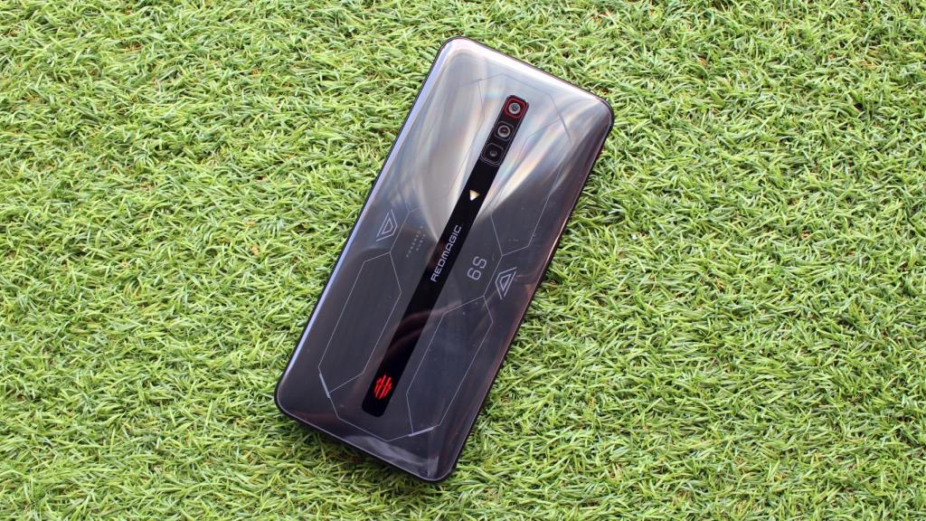 El Nubia Red Magic 6S Pro tiene un diseño minimalista.