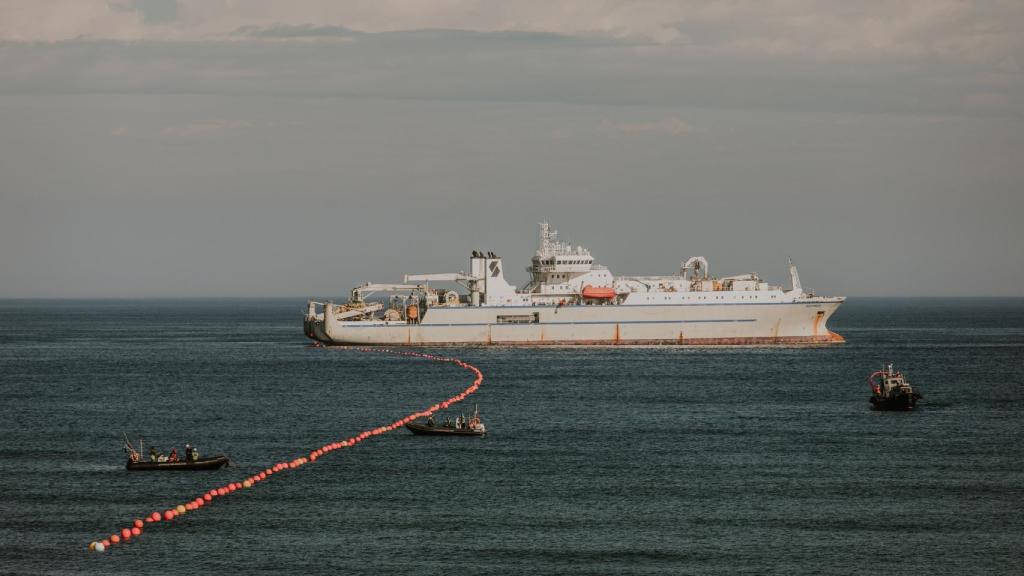 Momento de la instalación del cable Grace Hopper en Bilbao.