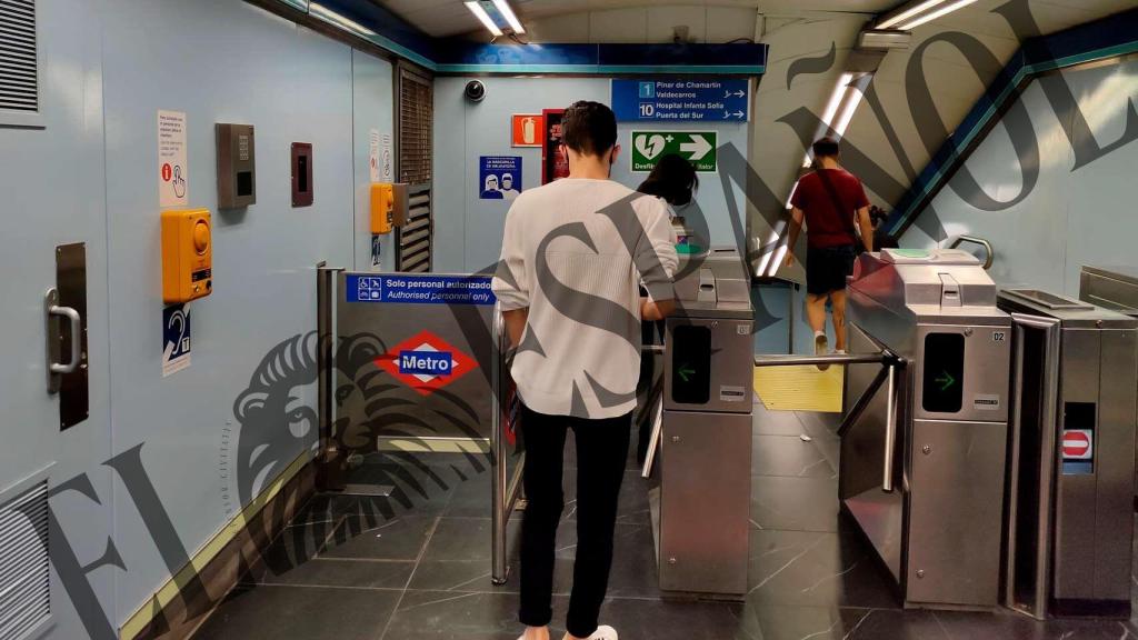 El falso denunciante de Malasaña, este miércoles, cogiendo el Metro.