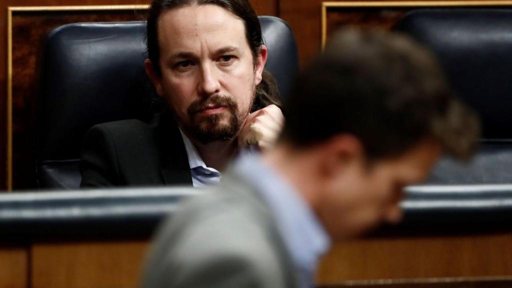 Errejón pasa ante el escaño de Iglesias, en una imagen de esta legislatura.