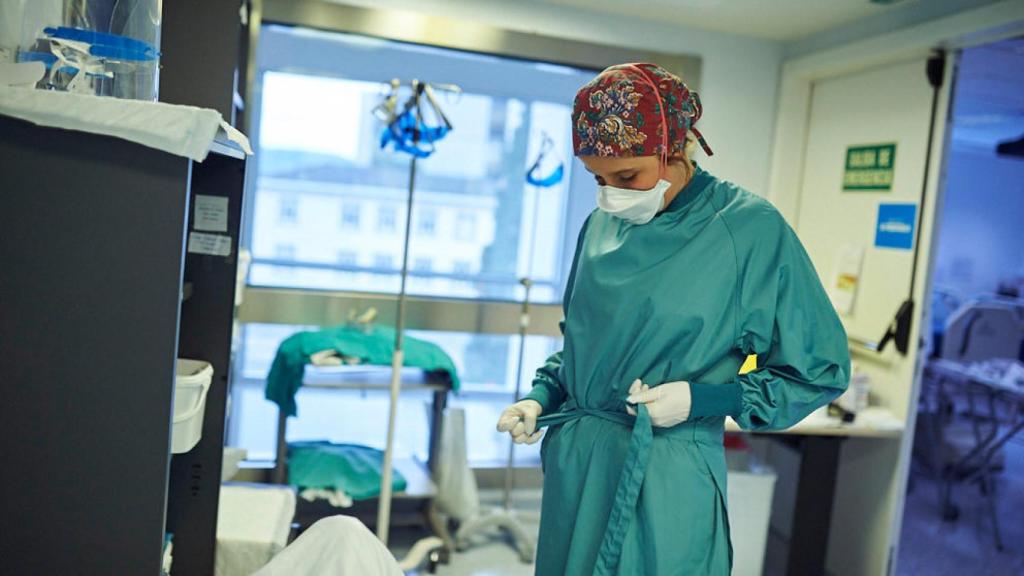 Una enfermera en la UCI de la Clínica Universidad de Navarra.