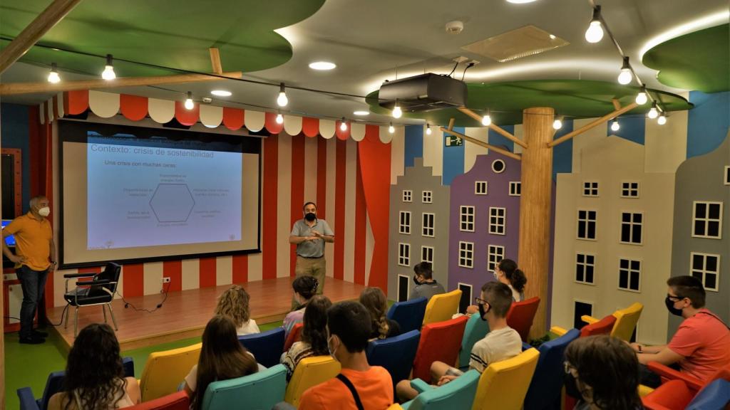 Taller sobre el cambio climático impartido a los pacientes por los profesores de la Escuela de Ingenierías Industriales de la Universidad de Valladolid Luis Javier de Miguel y Fernando Frechoso.