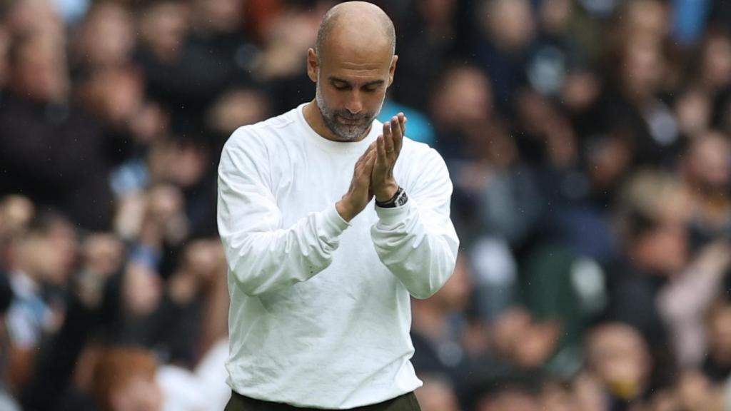 Pep Guardiola, dirigiendo al Manchester City