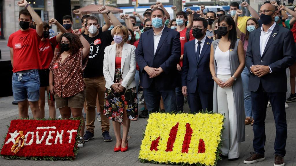 El presidente de la Generalitat, Pere Aragonès, acompañado del presidente de ERC, Oriol Junqueras, durante la ofrenda floral del Govern .