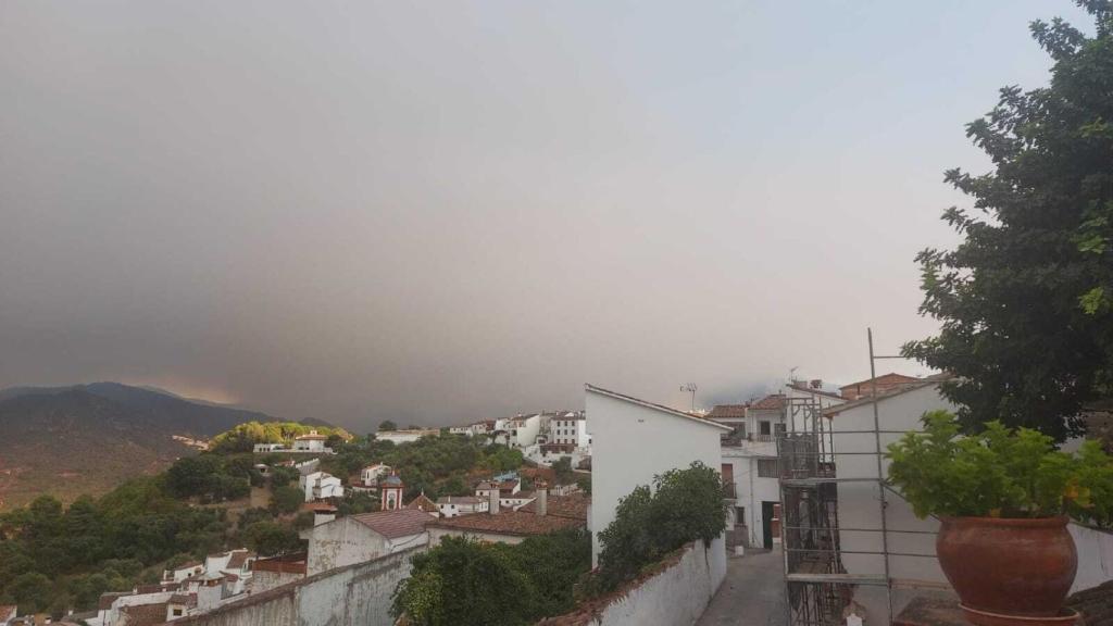 Vista de la zona del incendio desde el hotel de Mercedes.