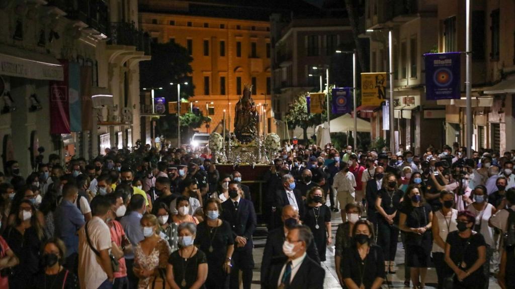 La Virgen de la victoria por calle Alcazabilla.