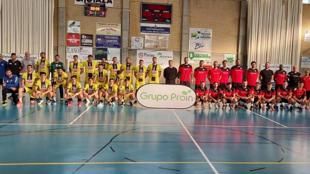 Formación de los dos equipos antes del inicio del partido.