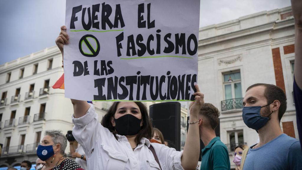 Una manifestante durante la concentración de este domingo en la Puerta del Sol.
