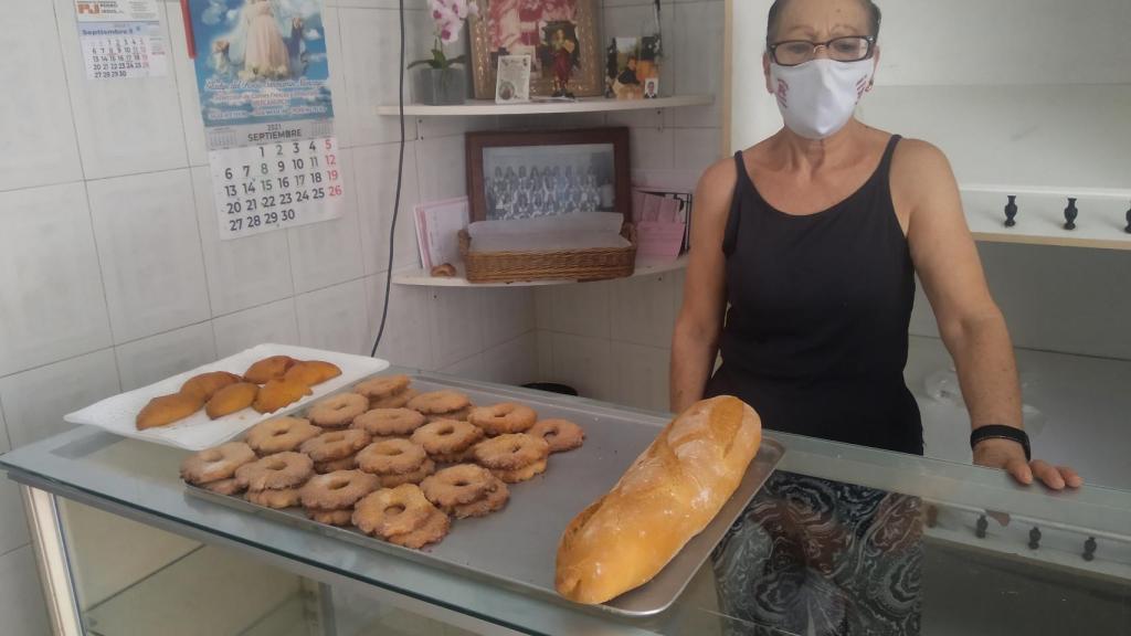 Catalina, en el mostrador de la Panadería 'El Niño', en la pedanía murciana de La Raya.