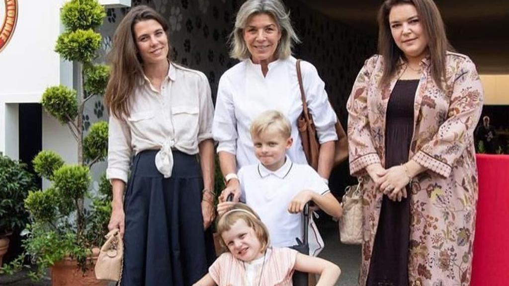Gabriella de Mónaco, arropada por Carlota Casiraghi, su tía Carolina de Mónaco y su hermano durante el acto.