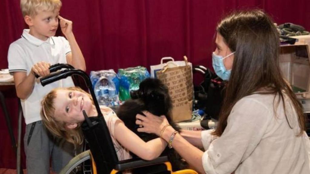 El momento en que Gabriella acaricia a un perro ante la atenta mirada de su hermano y Carlota.