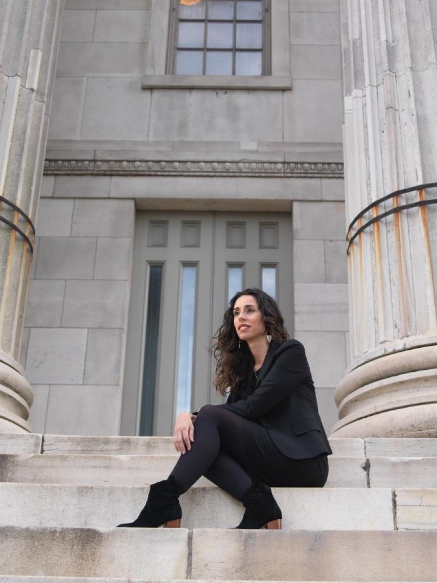 Virginia en la puerta de unos antiguos juzgados de Brooklyn (Borough Hall).