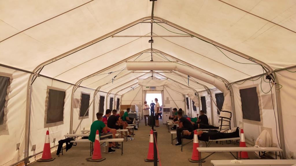 Dispositivo de Cruz Roja para atender a las personas que llegaron en patera la semana pasada.