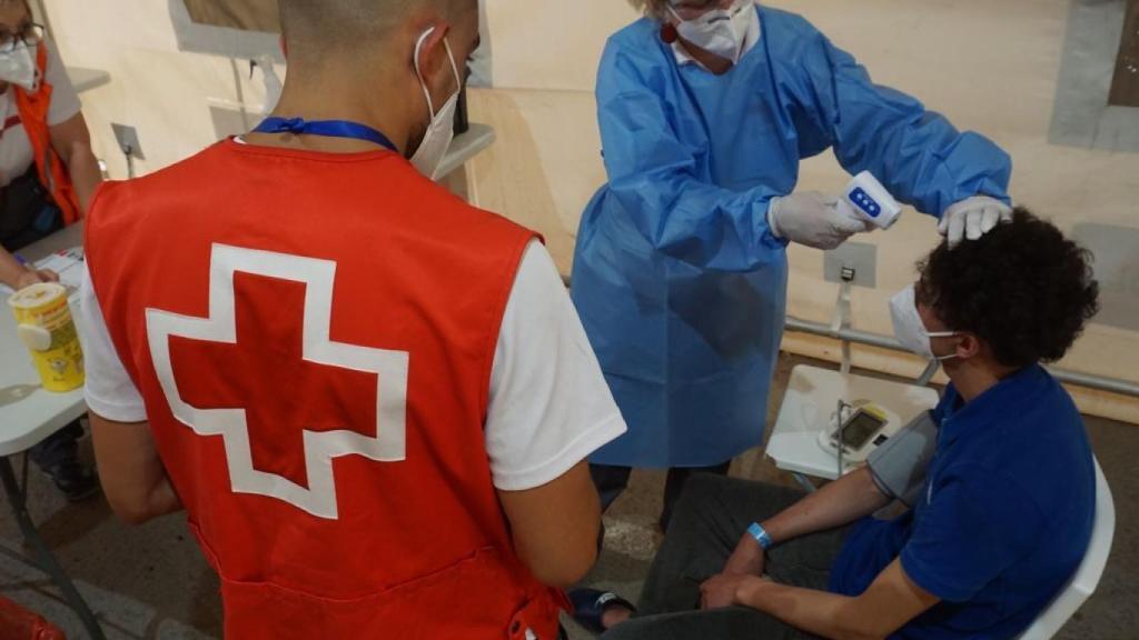 Cruz Roja Alicante atiende a un inmigrante en una llegada de patera a la costa en julio de este año.