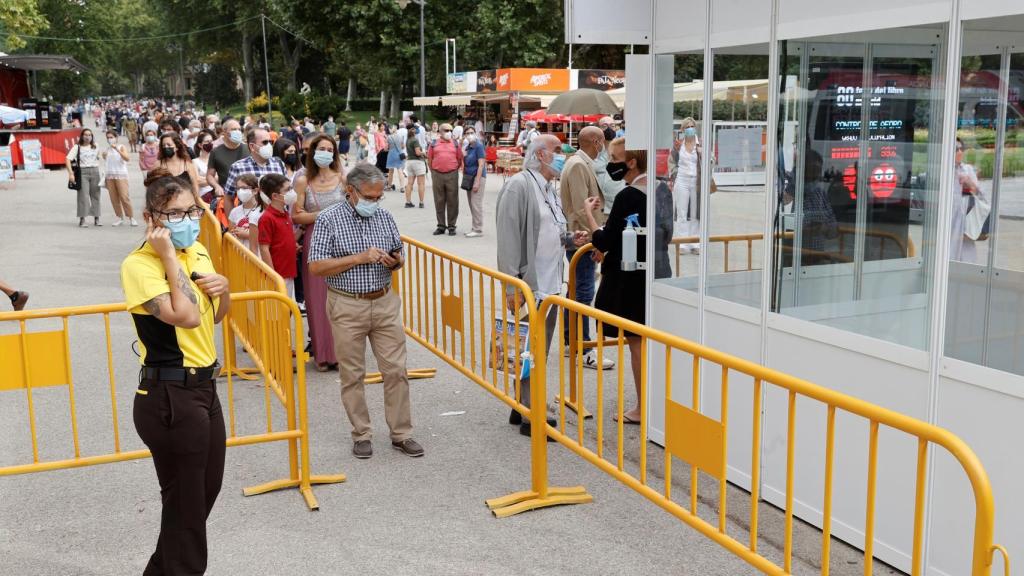 Control de acceso en la entrada de la Feria del Libro.