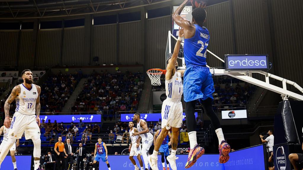 Cory Higgins lanza un triple contra el Real Madrid en la Supercopa