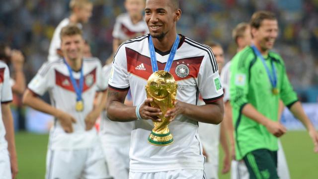 Jerome Boateng con la Copa del Mundo ganada con Alemania en 2014