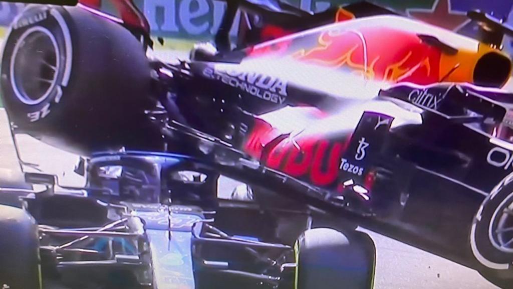 El coche de Verstappen queda encima del de Hamilton tras su accidente