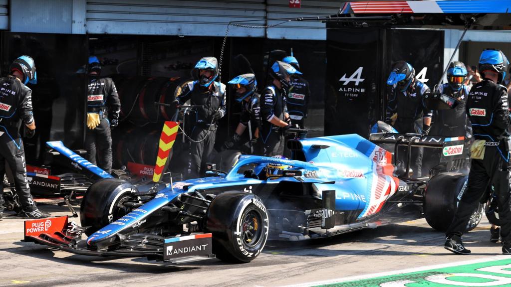 Fernando Alonso durante una parada en el GP de Italia