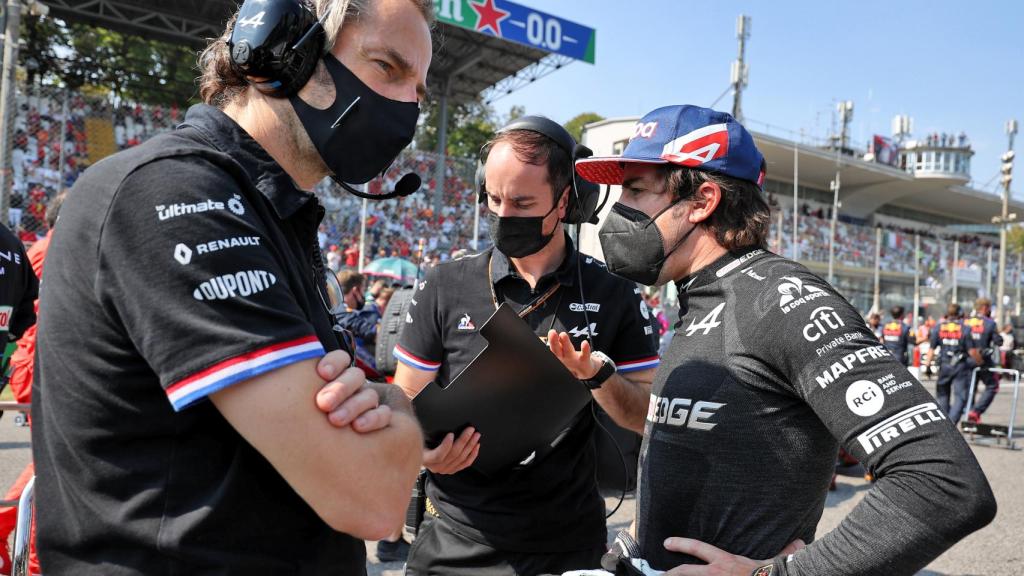 Fernando Alonso habla en Monza junto a sus ingenieros