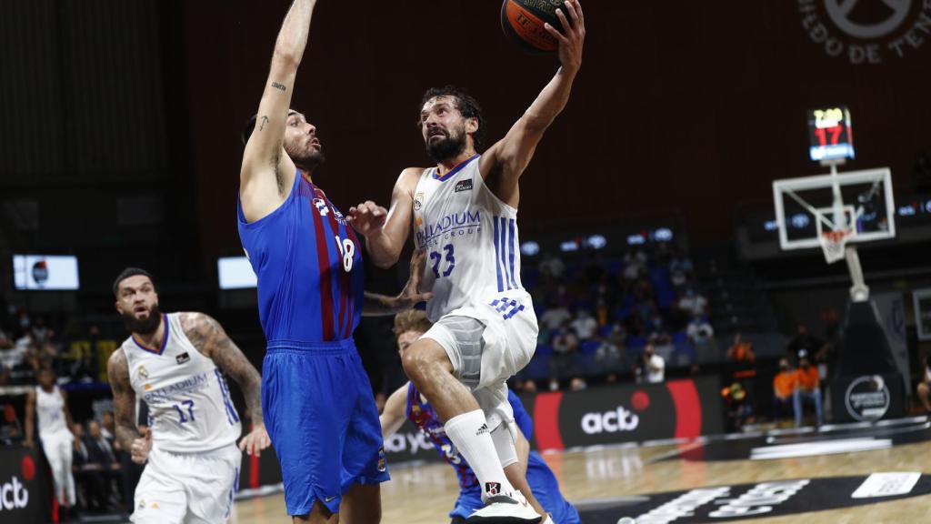 Llull realiza una entrada a canasta contra el Barça en la Supercopa