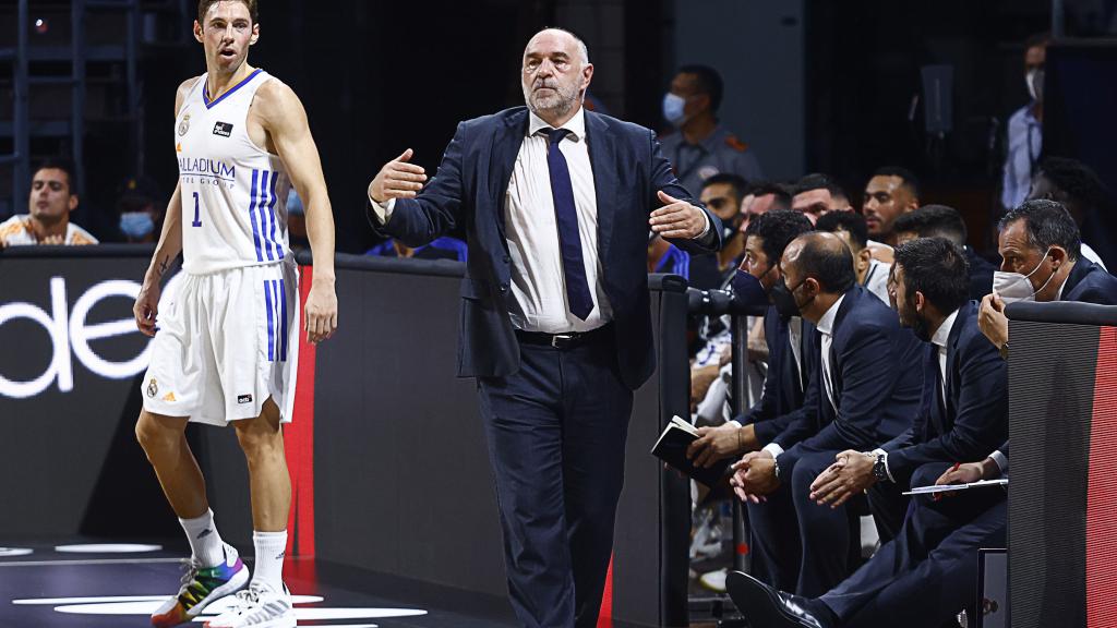 Pablo Laso junto a Fabien Causeur en la Supercopa Endesa 2021