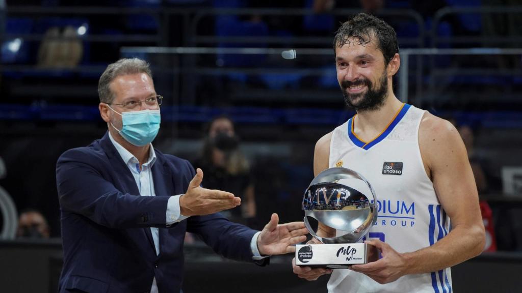 Sergio Llull recibiendo el premio de MVP de la Supercopa Endesa 2021