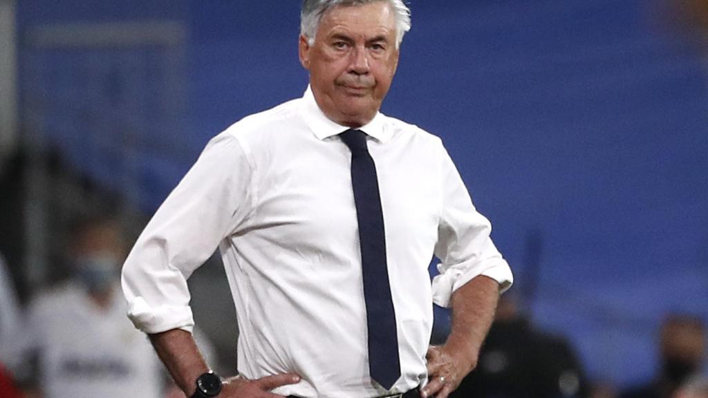 Carlo Ancelotti sigue el Real Madrid - Celta de Vigo desde la banda del Estadio Santiago Bernabéu