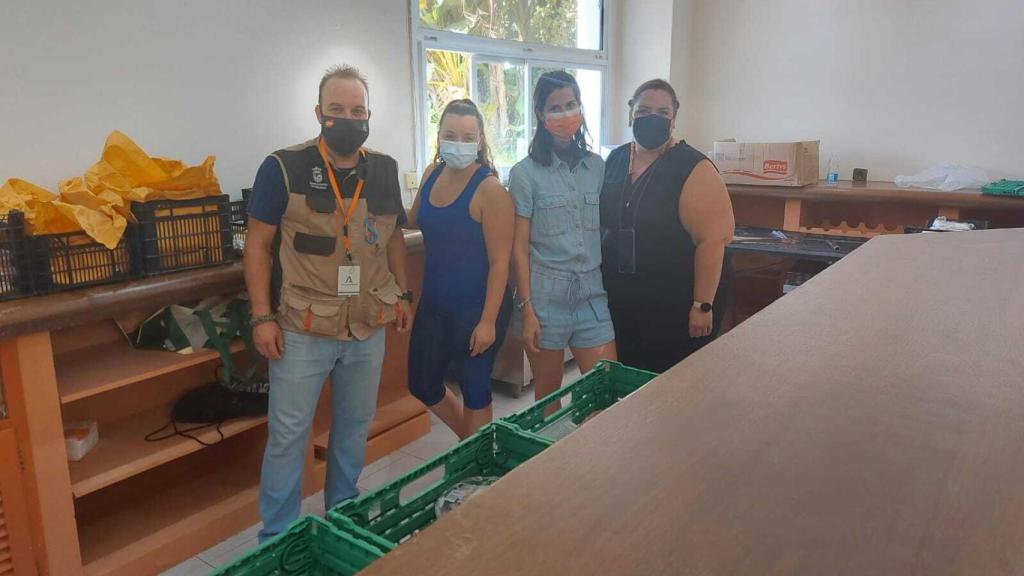 Un grupo de voluntarios en el puesto de mando del incendio de Sierra Bermeja, Málaga.