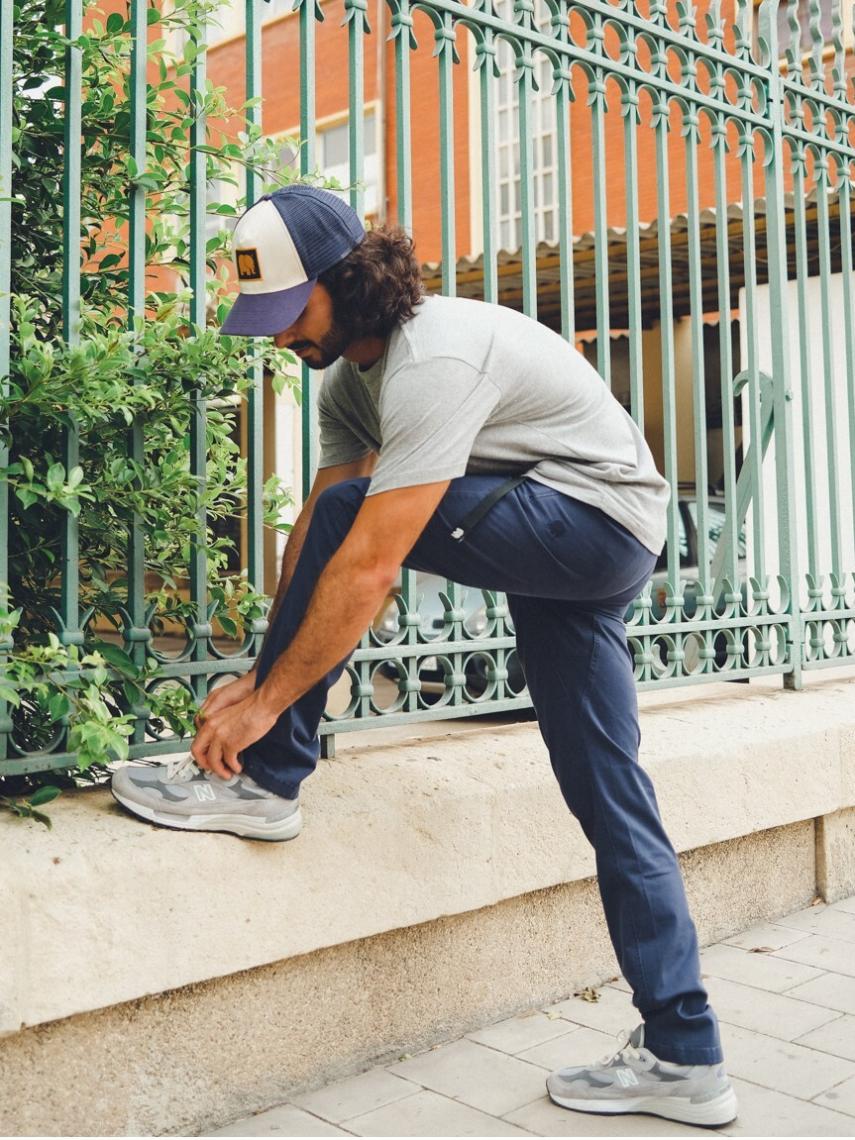Un hombre usando uno de los pantalones ecológicos de Trendsplant.
