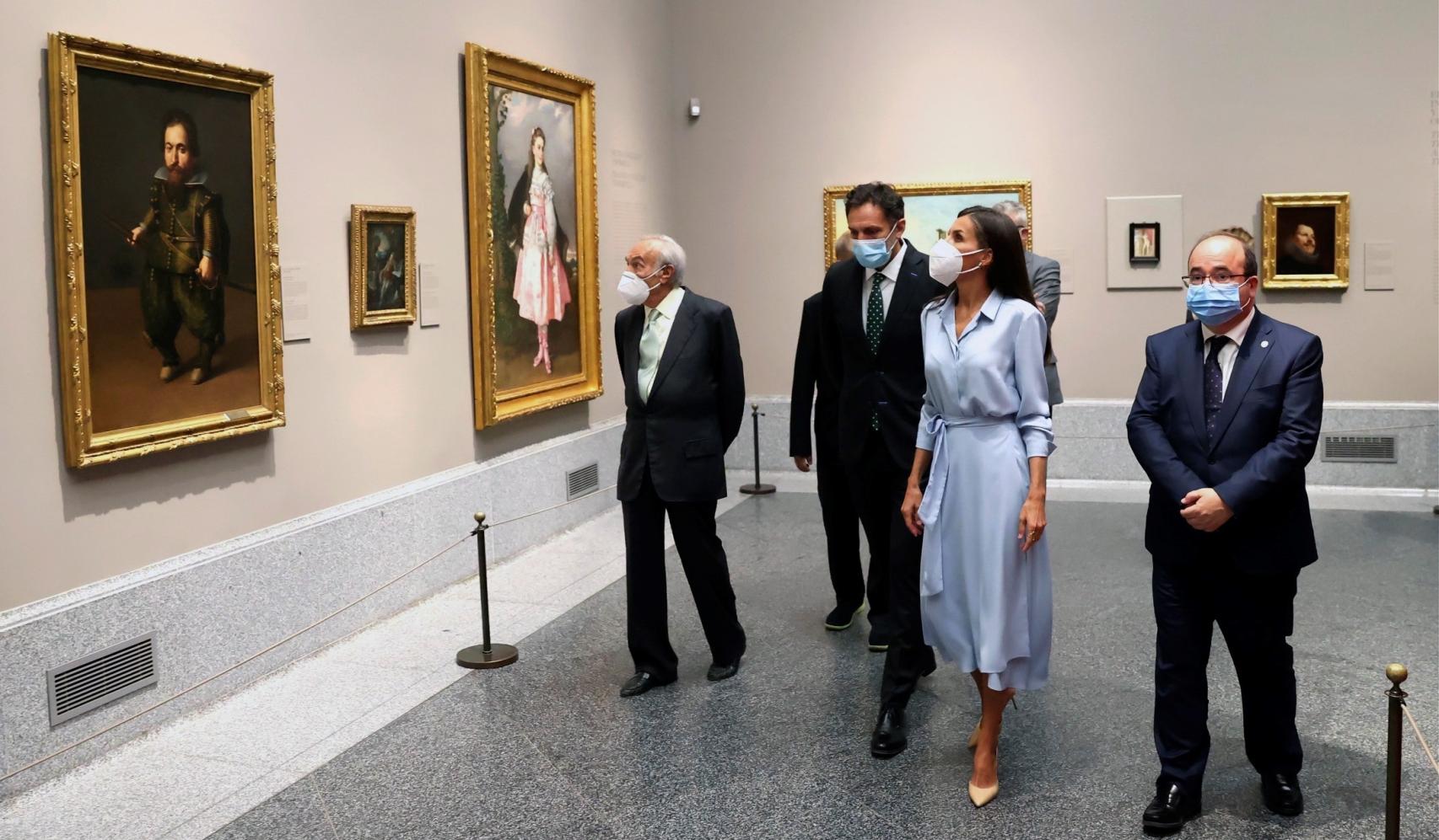 La reina Letizia acompañada por el ministro de Cultura y Deporte, Miquel Iceta (d); el presidente del Real Patronato del Museo Nacional del Prado, Javier Solana; el presidente de la Fundación Amigos del Museo del Prado, Carlos Zurita (i); el director del Museo Nacional del Prado, Miguel Falomir, y por el comisario de la exposición, Alberto Pancorbo (2i), durante la inauguración de la exposición.