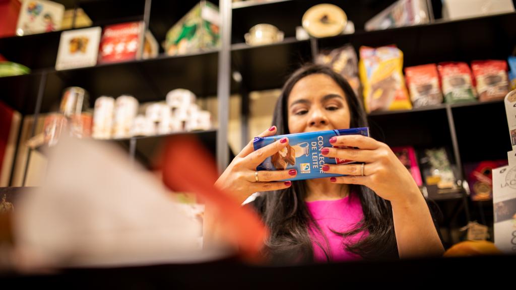 La experta Helen López, leyendo la composición del chocolate con leche de Lidl.