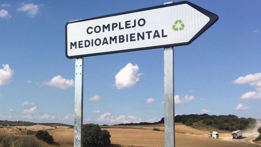 Imagen del cartel anunciador del macrovertedero. (Foto: Ana Martínez)