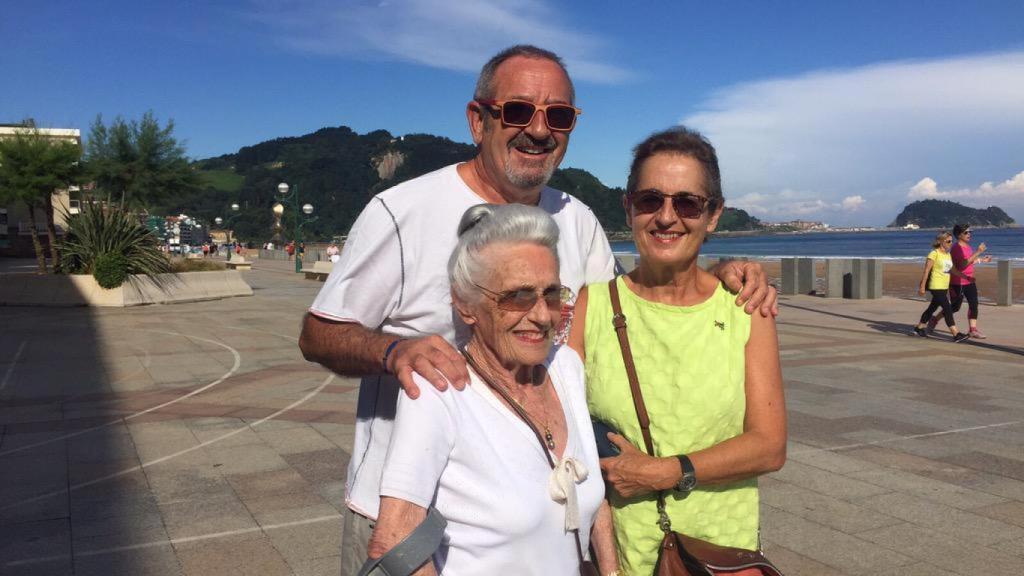 Karlos Arguiñano, con su hermana Loinaz y la madre de ambos.