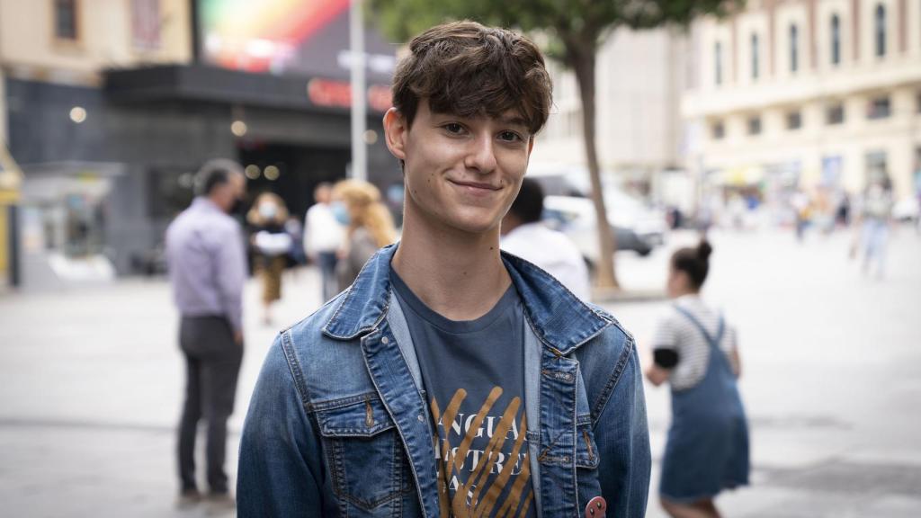 Óscar, de 18 años, trabaja actualmente en McDonalds.