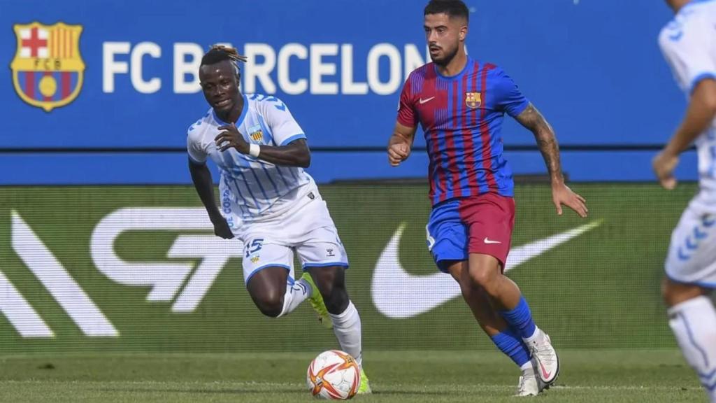 Moussa Sidibe, del Costa Brava, durante su partido contra el Barça B