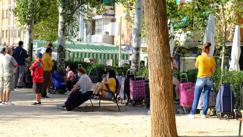 Cola para recoger alimentos y productos para bebés en la despensa de Aluche.
