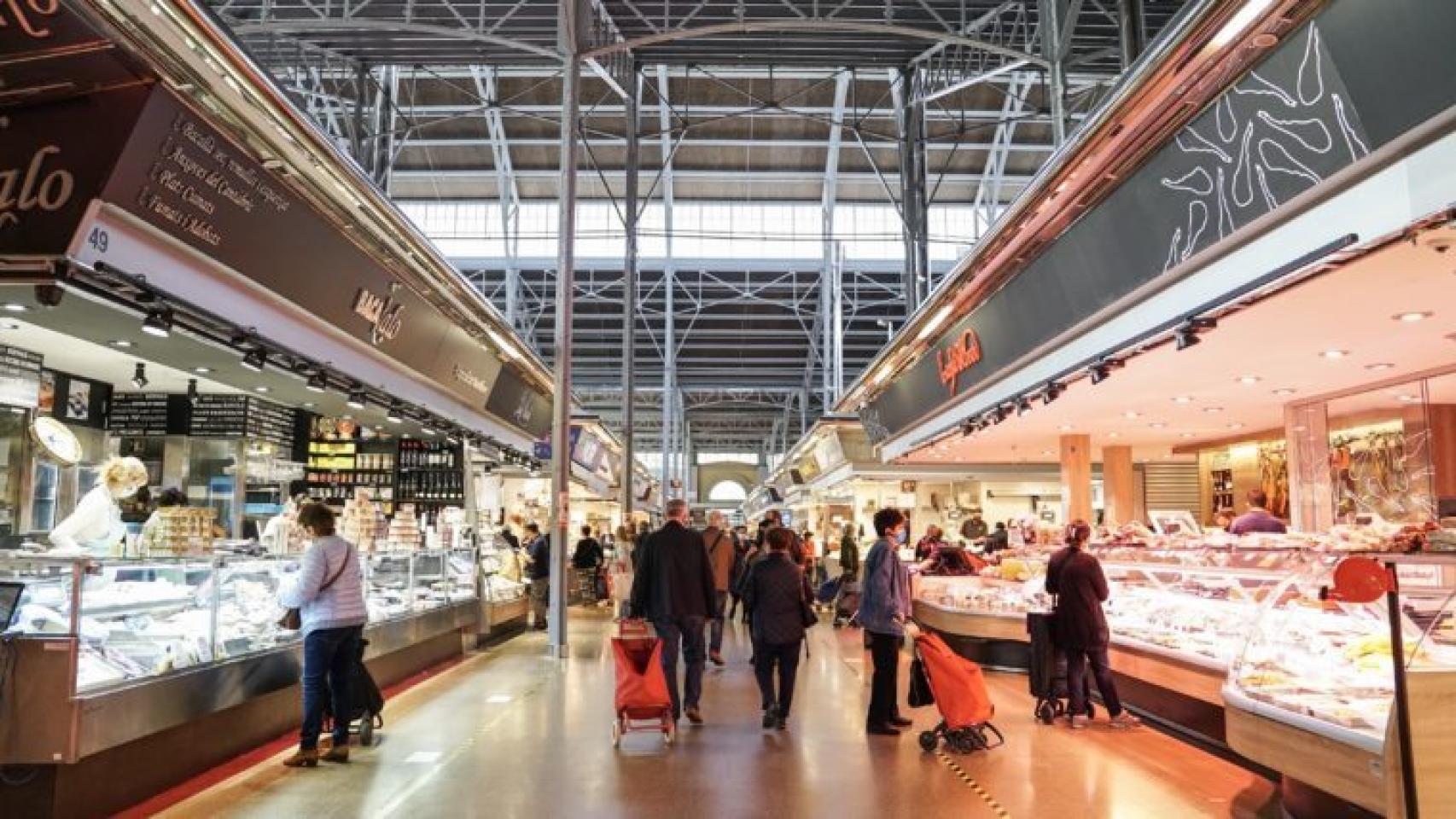 Varios clientes pasean por uno de los mercados municipales de Barcelona.