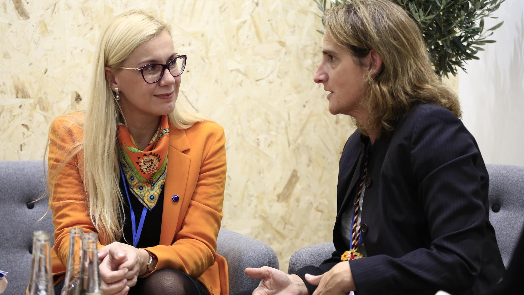 La vicepresidenta Teresa Ribera y la comisaria de Energía, Kadri Simson, durante una reunión en Bruselas