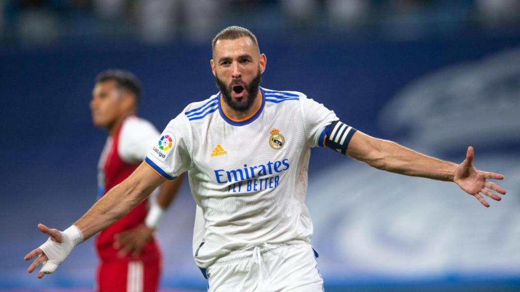 Karim Benzema celebra uno de sus goles ante el Celta en el regreso al Bernabéu