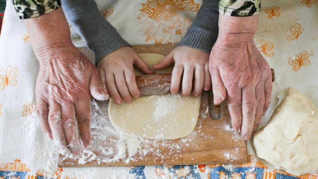 abuela y nieto cocinando