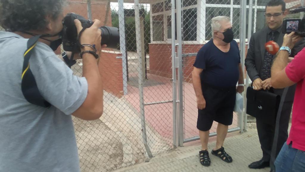 Pepe 'El Melón' junto a su abogado, Raúl Pardo-Geijo, en la puerta de la cárcel de Sangonera la Verde.