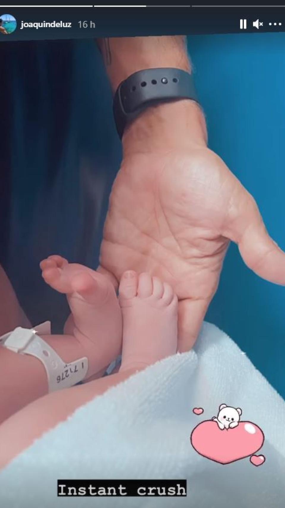 Joaquín de Luz junto a su pequeño en un 'story' de sus redes sociales.