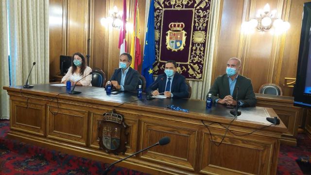 Los propietarios del castillo de Belonte, Javier Fitz-James Stuart y Hernando Fitz-James Stuart, y el presidente de la Diputación, Álvaro Martínez Chana