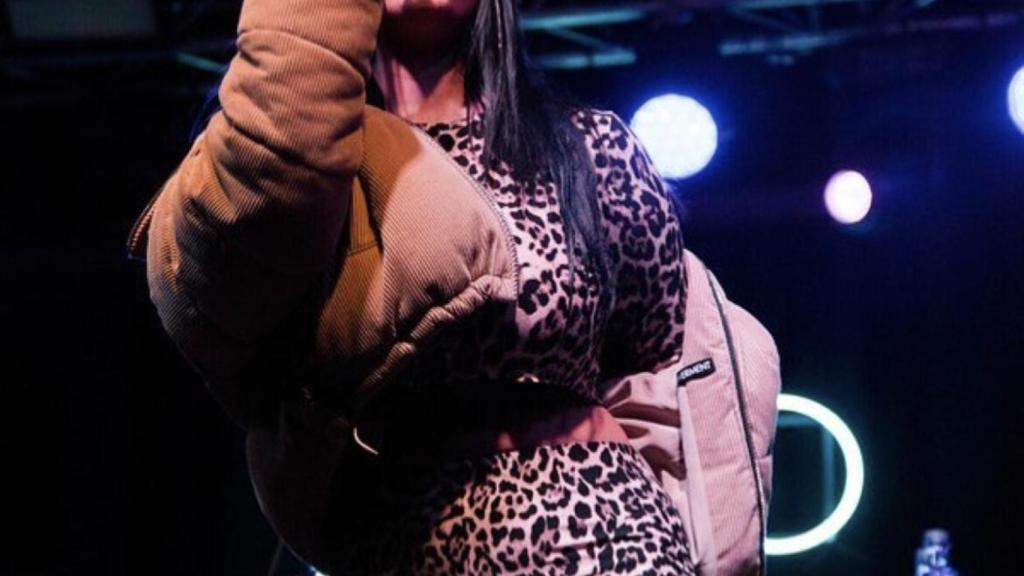 La artista Albany durante un concierto.