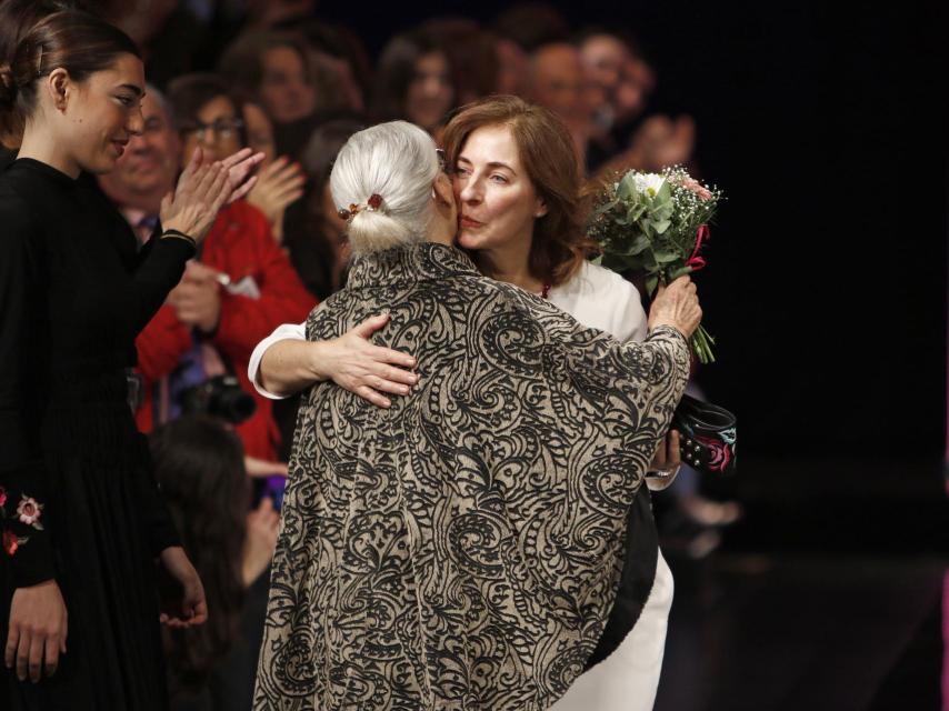 Rocío Montero, hija de Lina, besando a la diseñadora al final de uno de los desfiles de Simof.